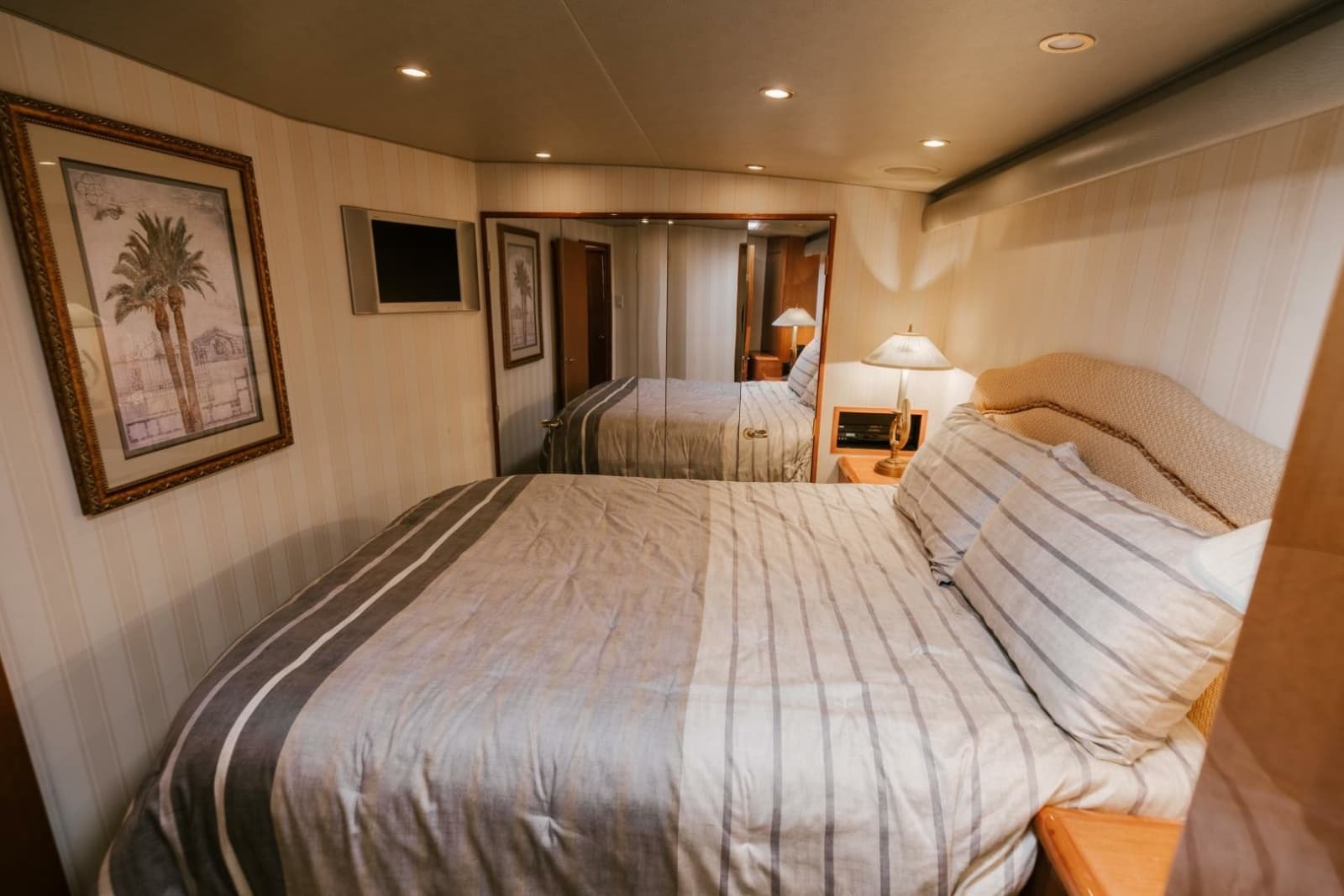 2003 Viking 56 Convertible - Photo 36