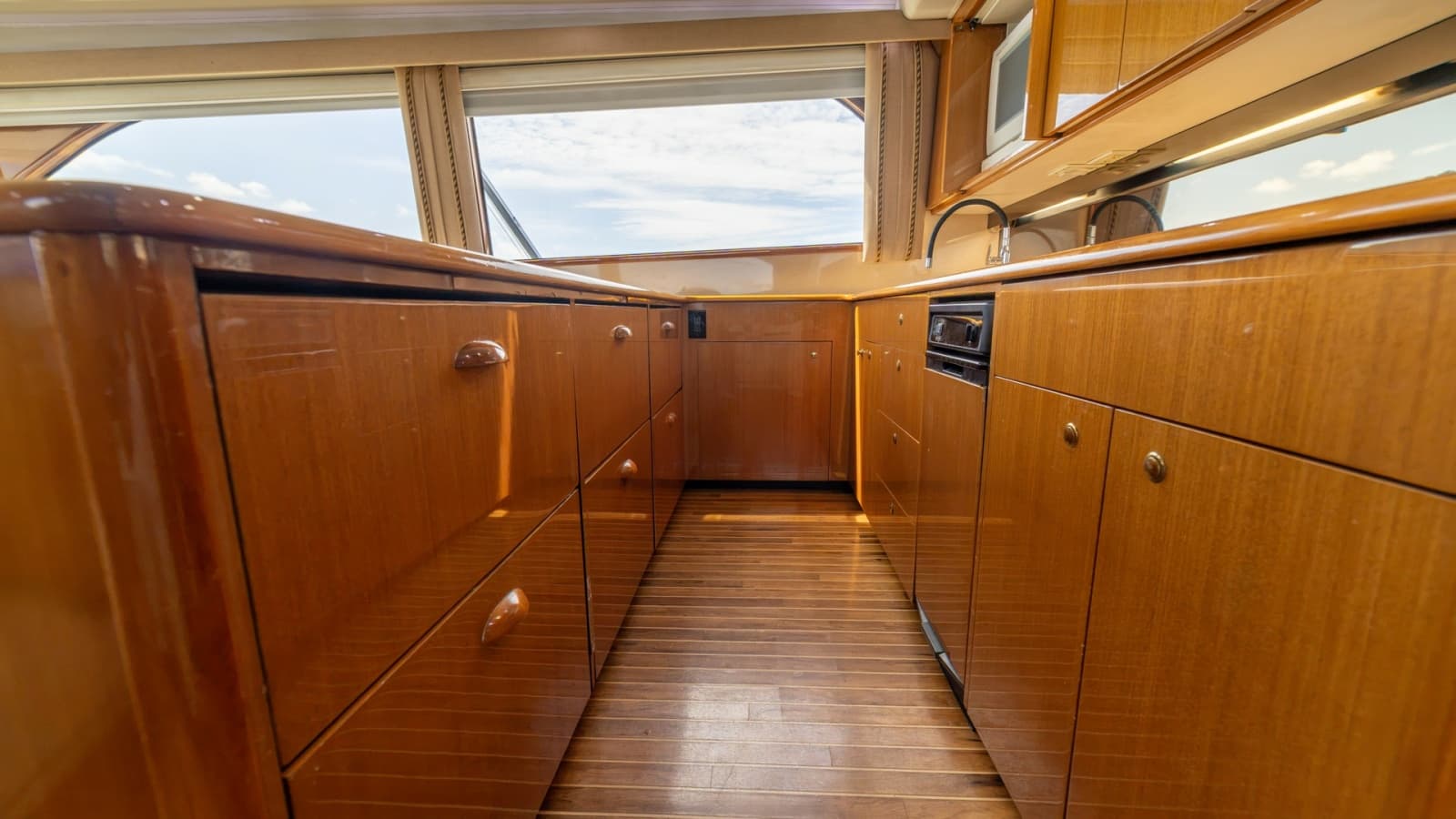 2002 Viking 61 Convertible - Photo 10