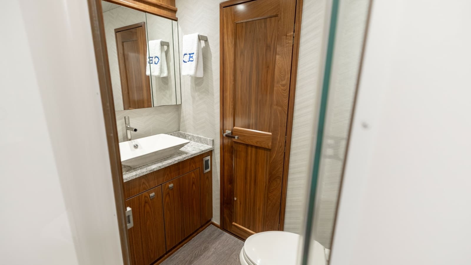 2016 Viking 80 Convertible - Photo 42