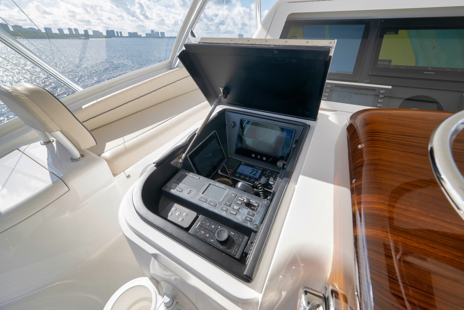 2020 Viking 68 Convertible - Photo 42