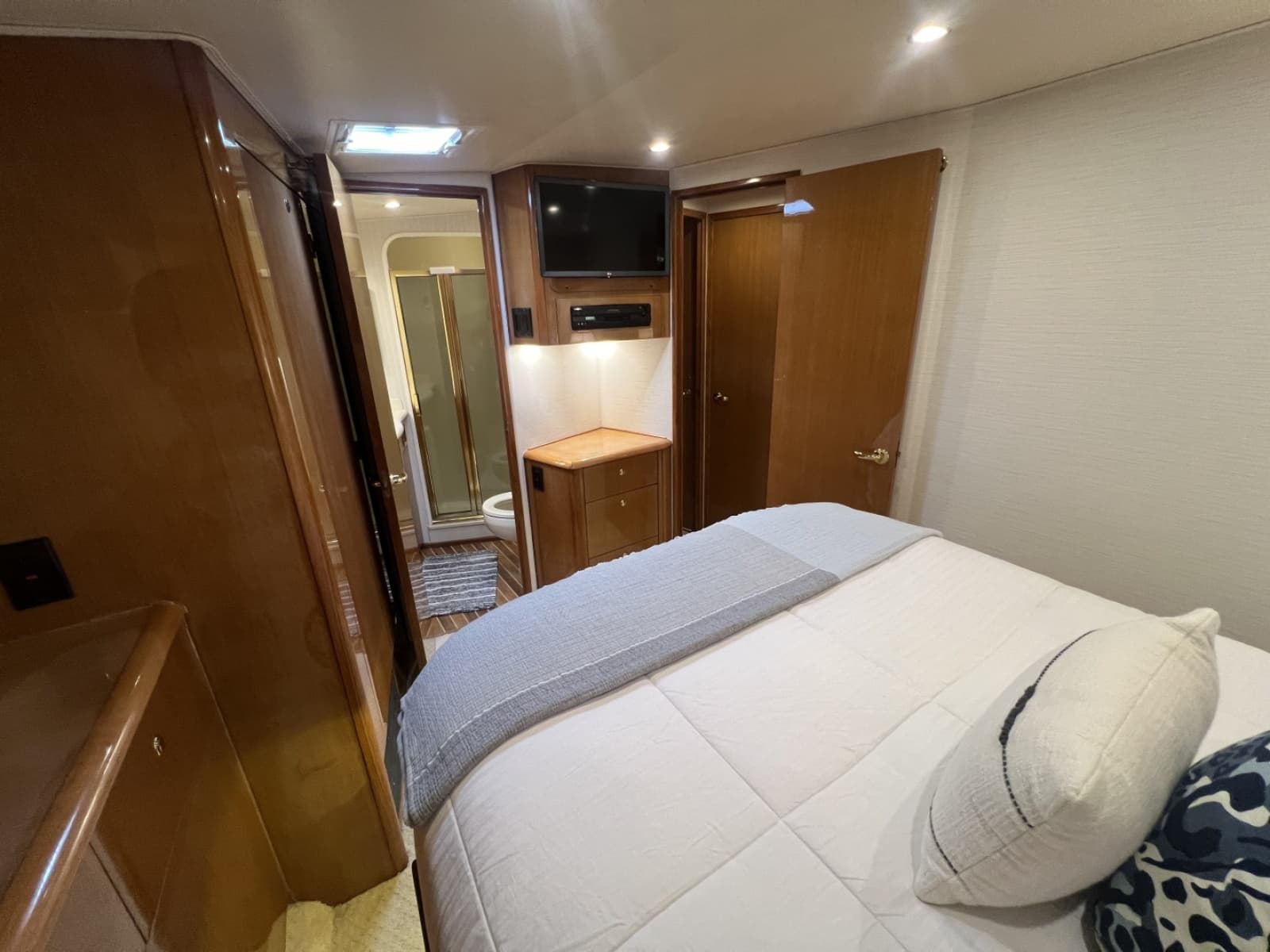 2003 Viking 52 Convertible - Photo 33
