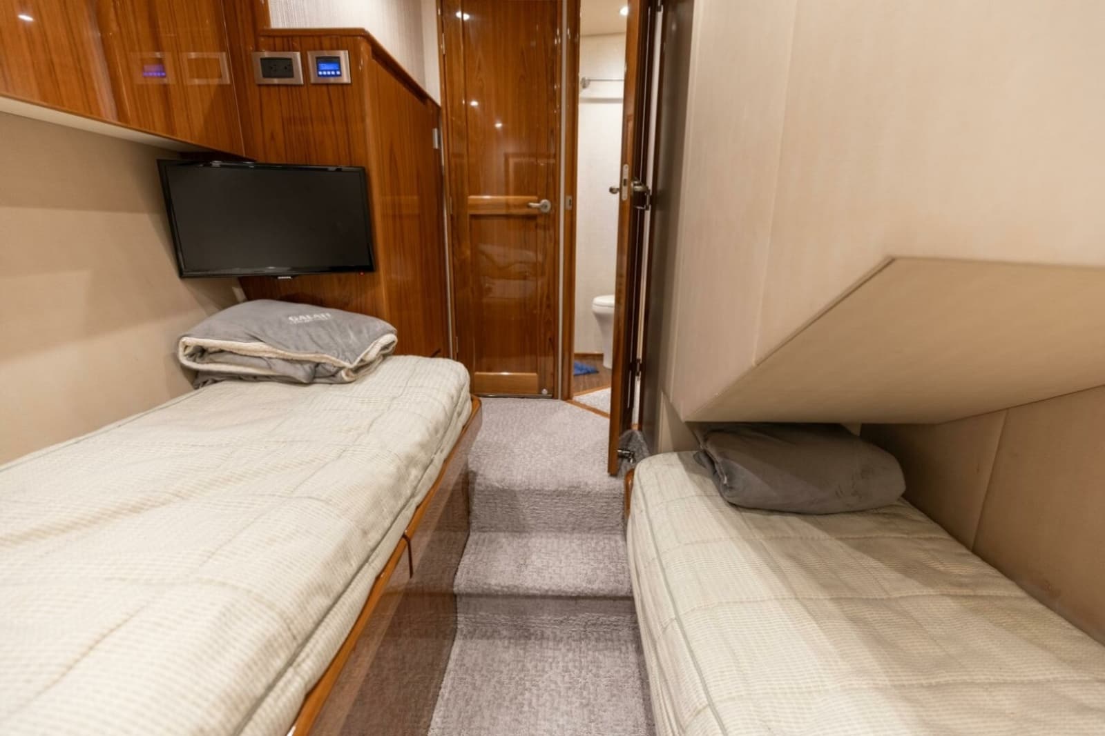 2015 Viking 62 Convertible - Photo 20
