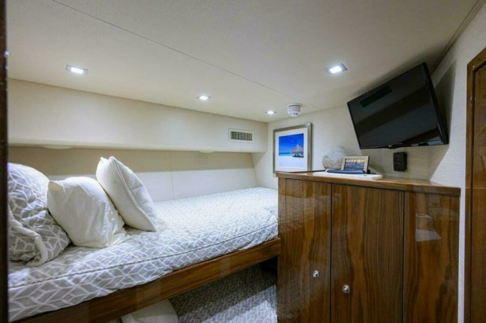 2020 Viking 72 Convertible - Photo 21