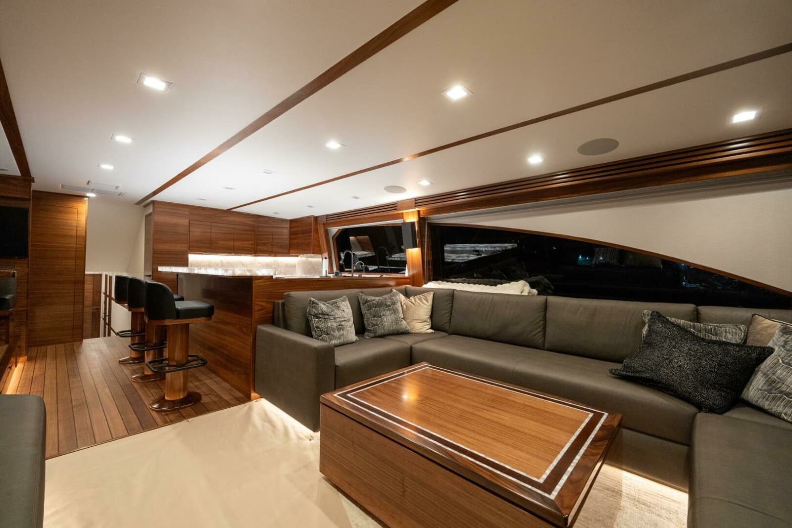 2025 Viking 82 Convertible - Photo 2