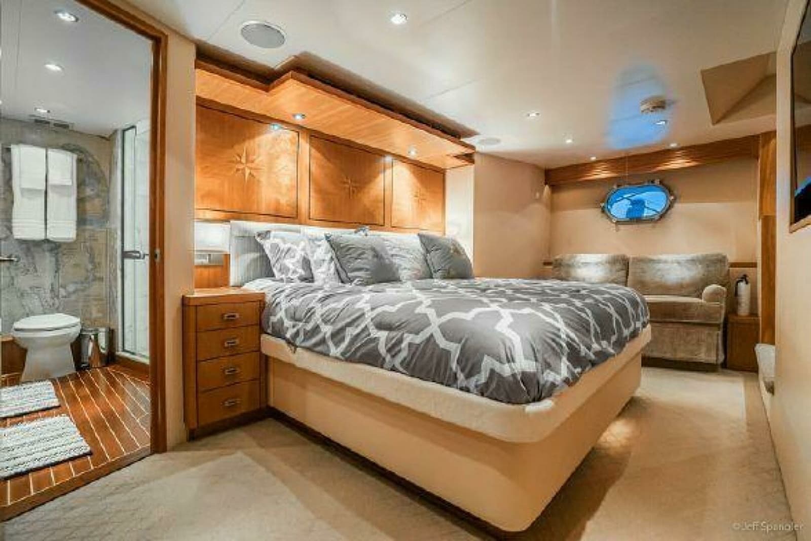 2008 Hatteras 77 Enclosed Bridge - Photo 4