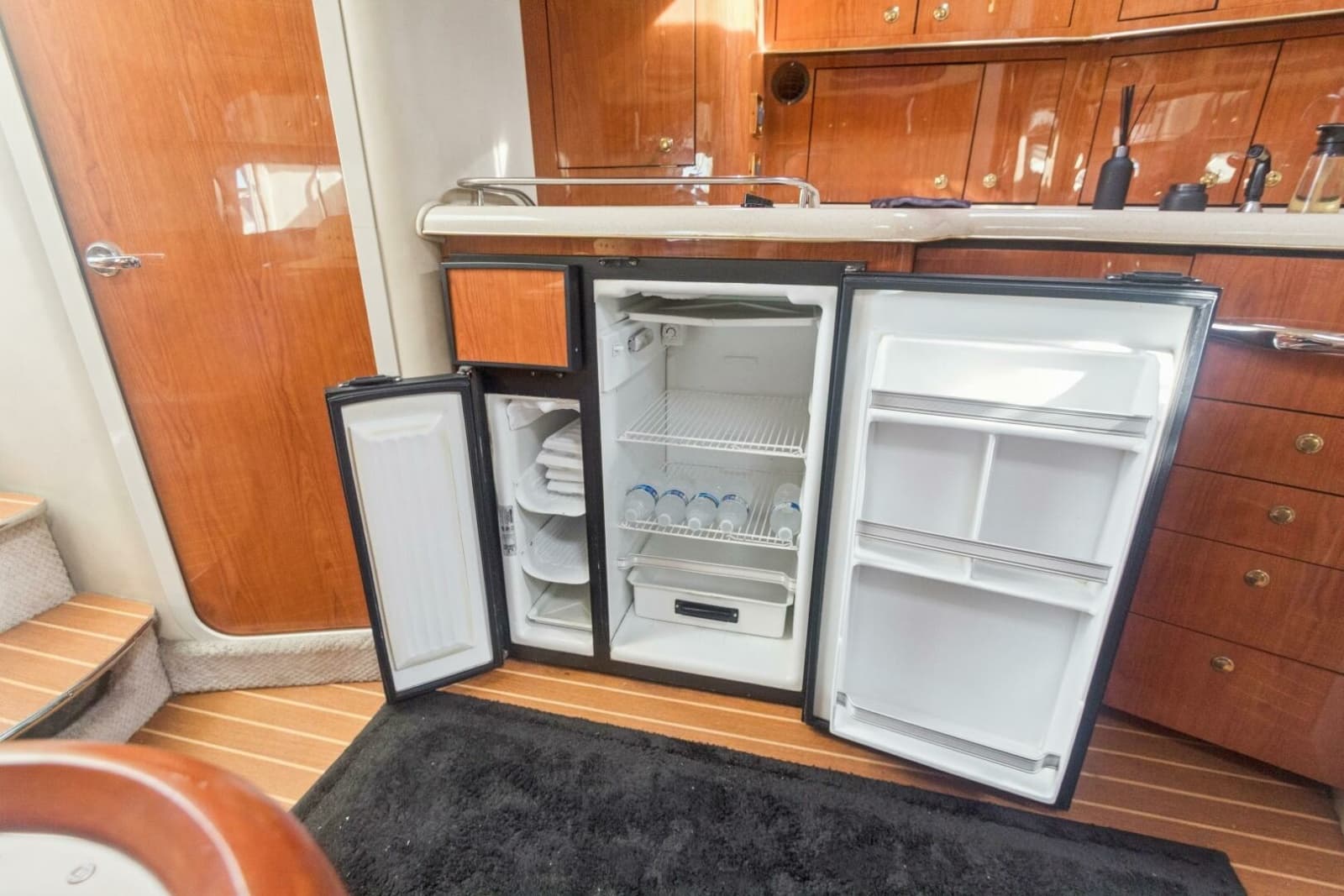 2000 Sea Ray 370 Express Cruiser - Photo 19