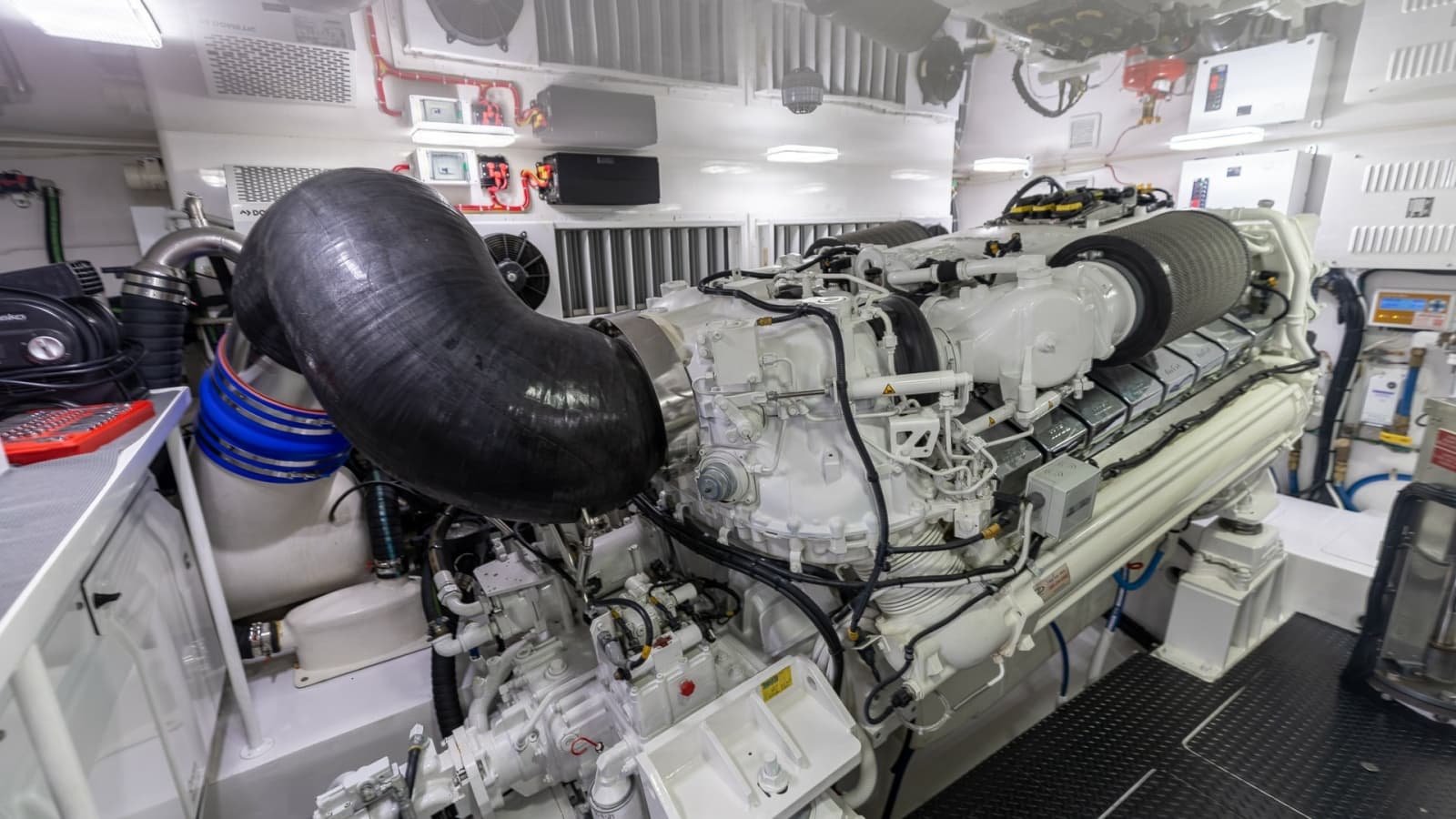 2025 Viking 74 Convertible - Photo 35
