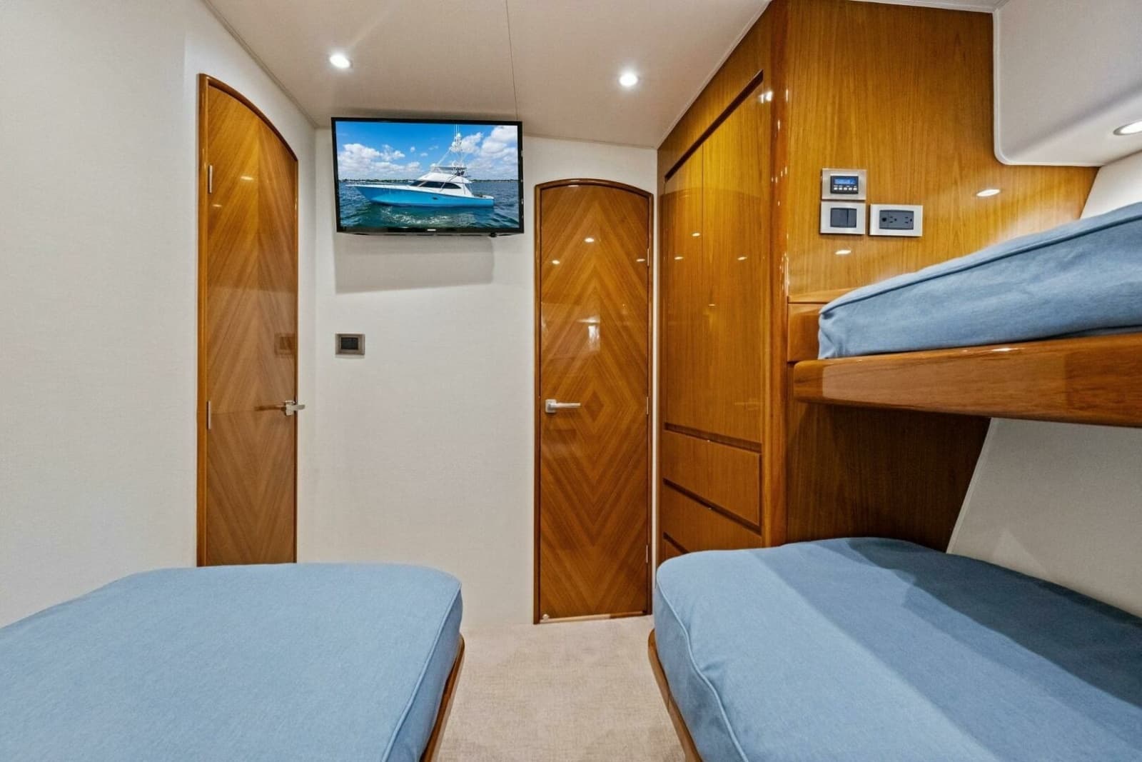2012 Viking 82 Convertible - Photo 95