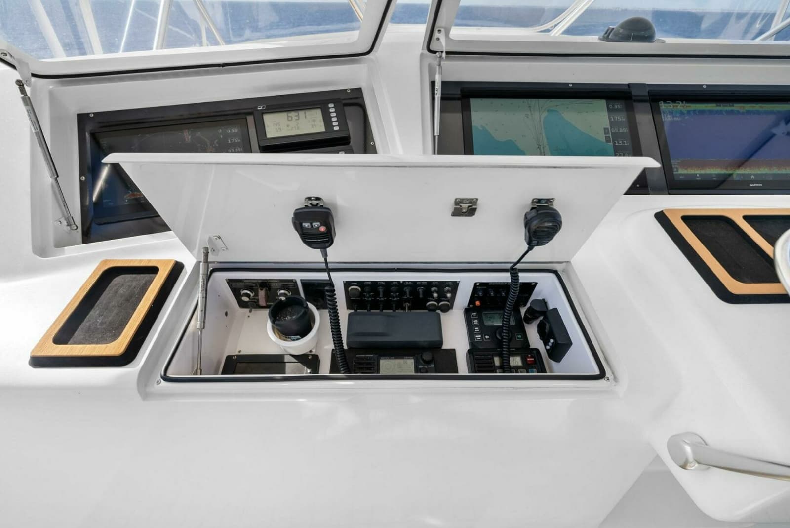 2002 Viking 65 Convertible - Photo 55