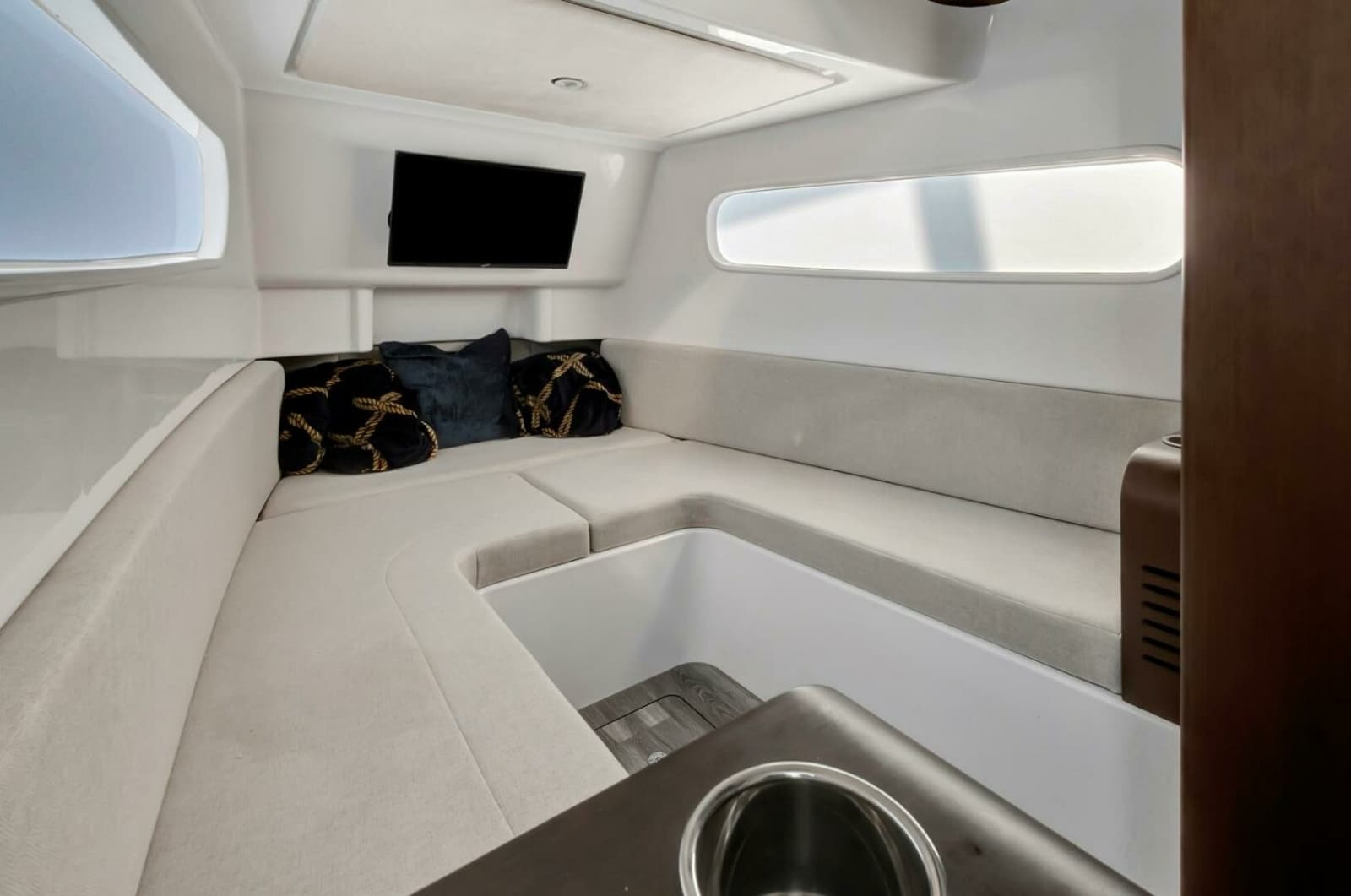 2023 Jupiter 43 Center Console - Photo 9