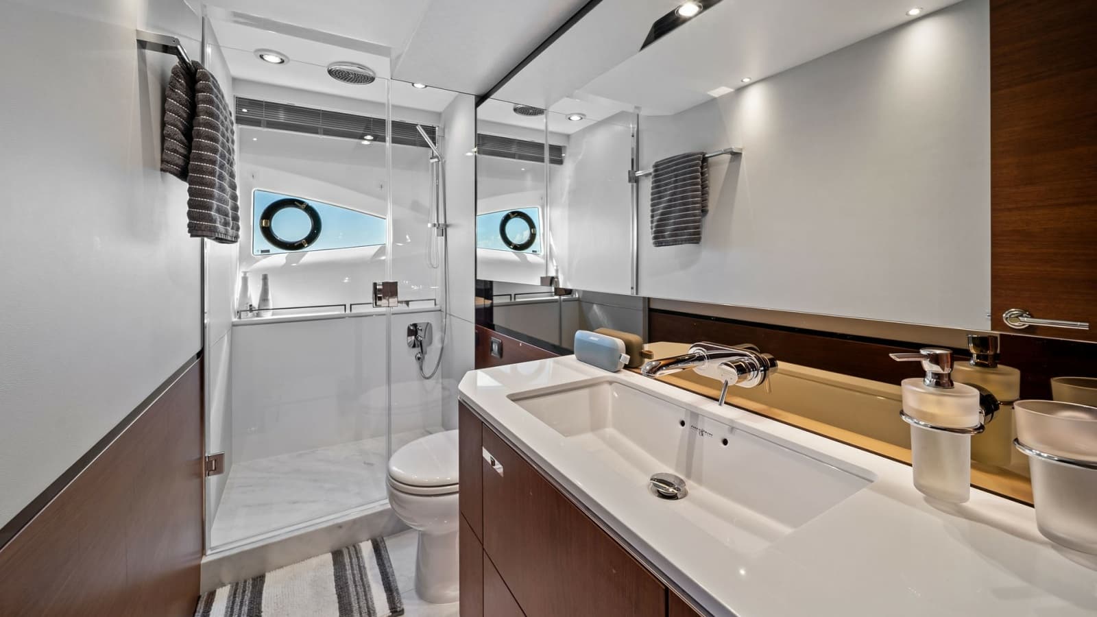2019 Princess V65 - Photo 32