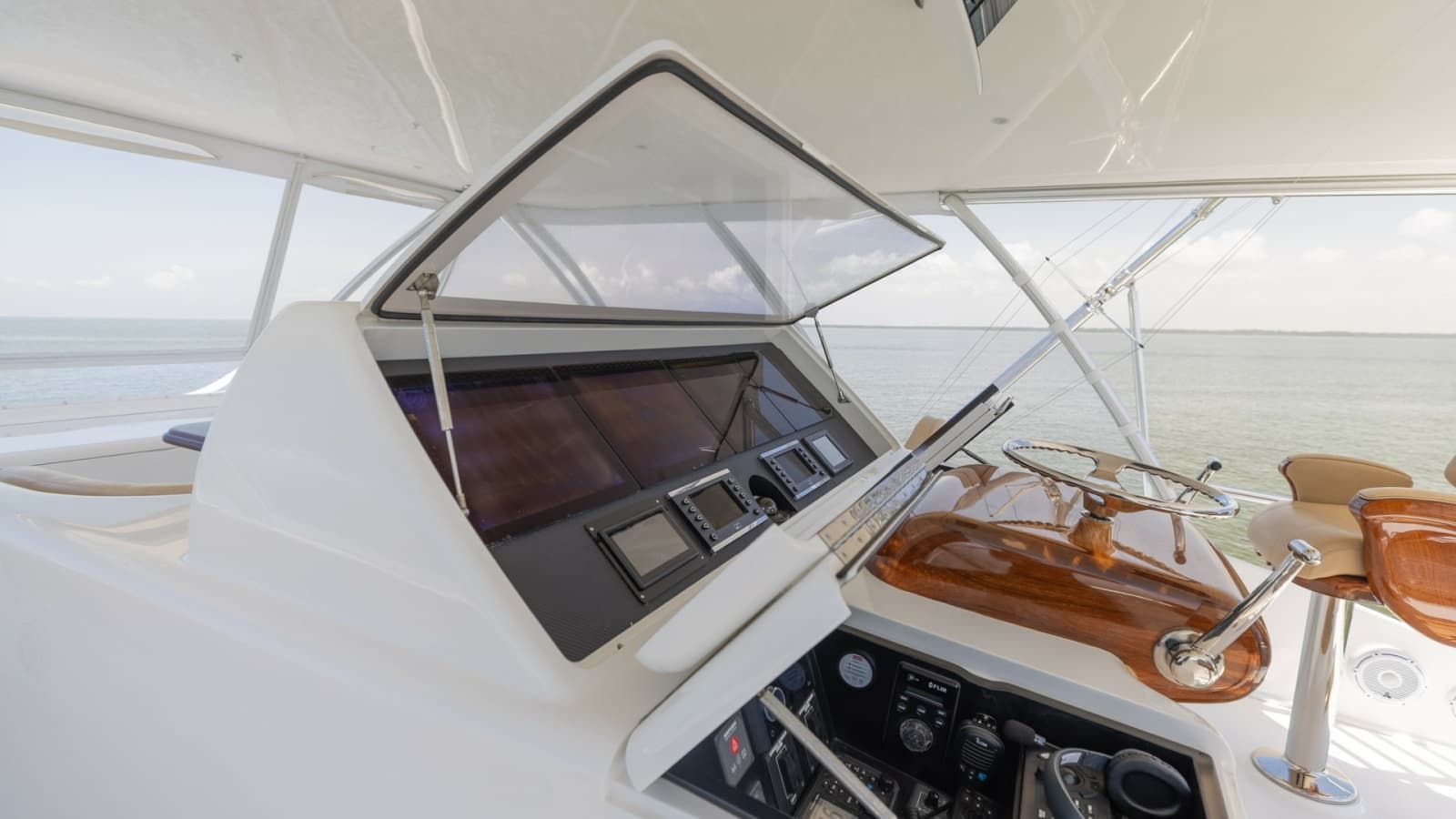 2016 Viking 80 Convertible - Photo 49
