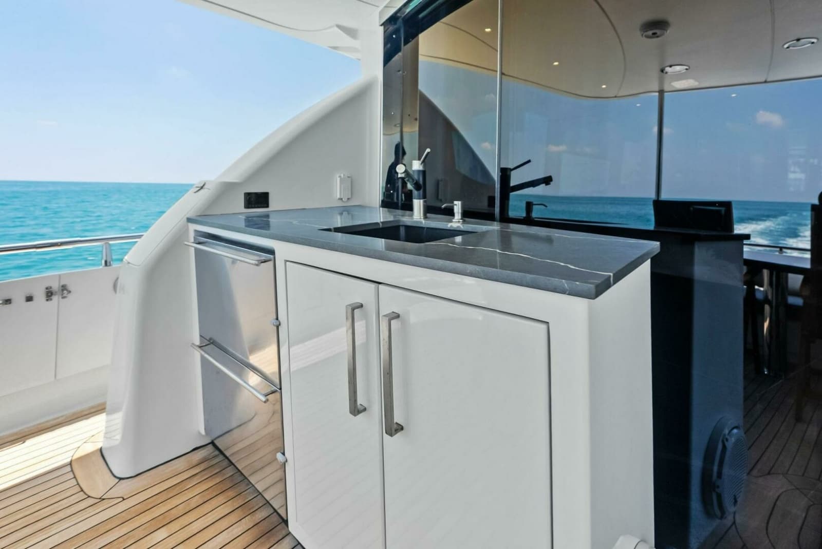 2006 Lazzara Yachts 84 Skylounge - Photo 89