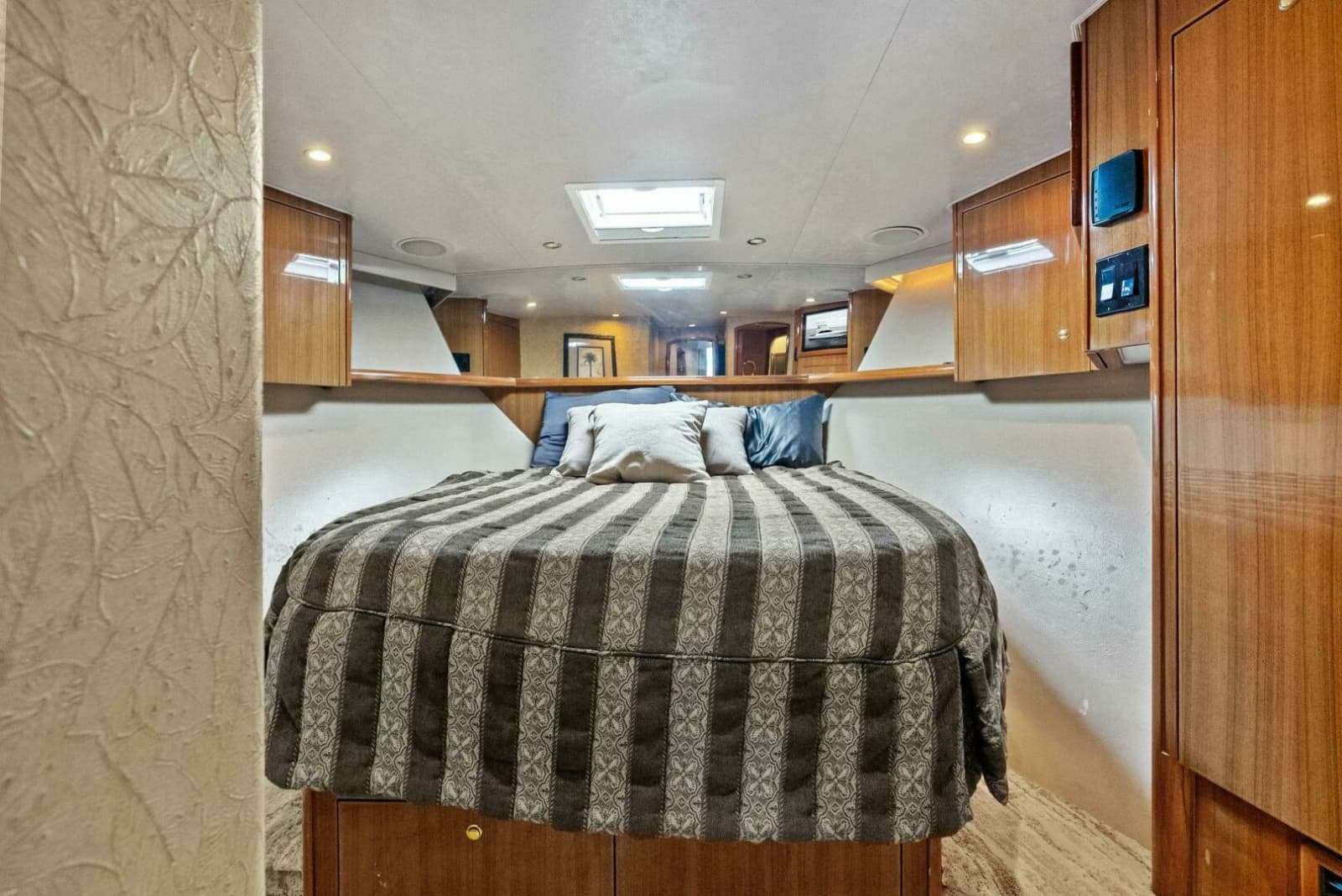 2006 Viking 61 Convertible - Photo 23