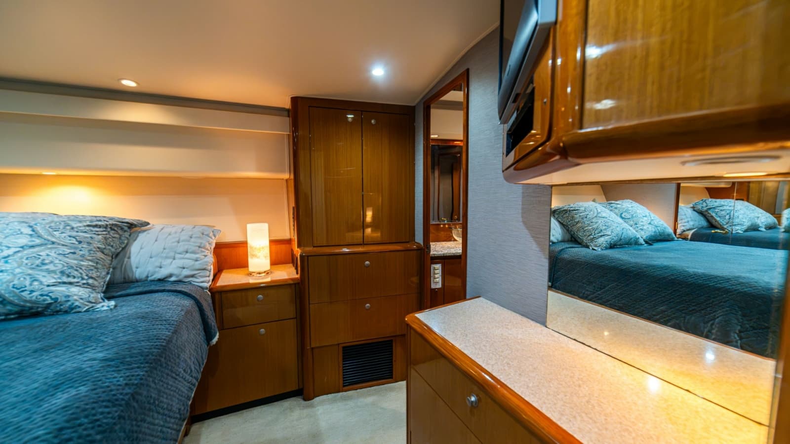 2001 Viking 61 Convertible - Photo 22