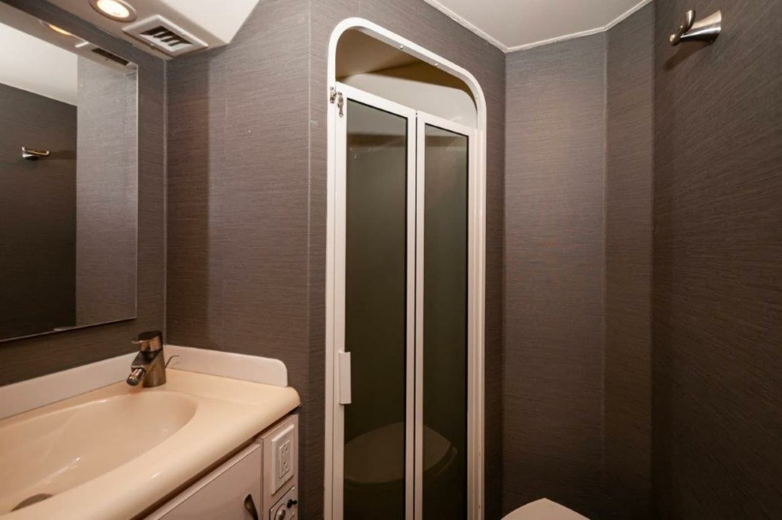 2001 Viking 61 Convertible - Photo 23