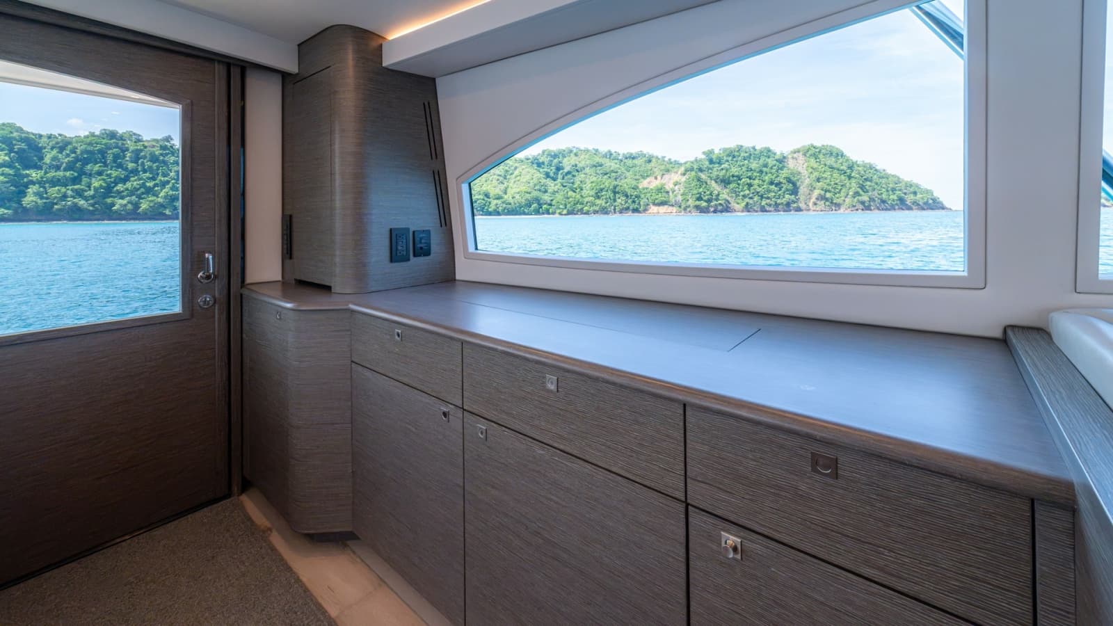 2024 Viking 64 Convertible - Photo 15