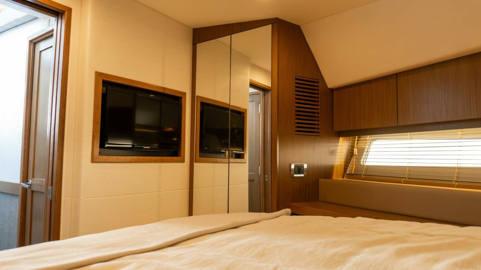 2017 Sea Ray 51 Flybridge - Photo 13