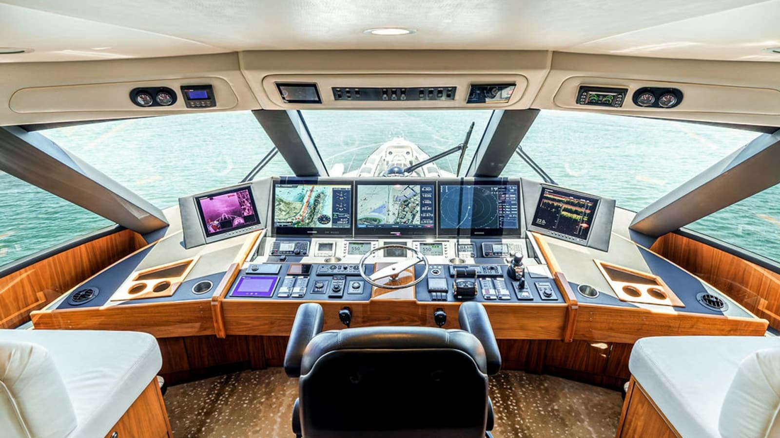 2019 Viking 80 Skybridge - Photo 3