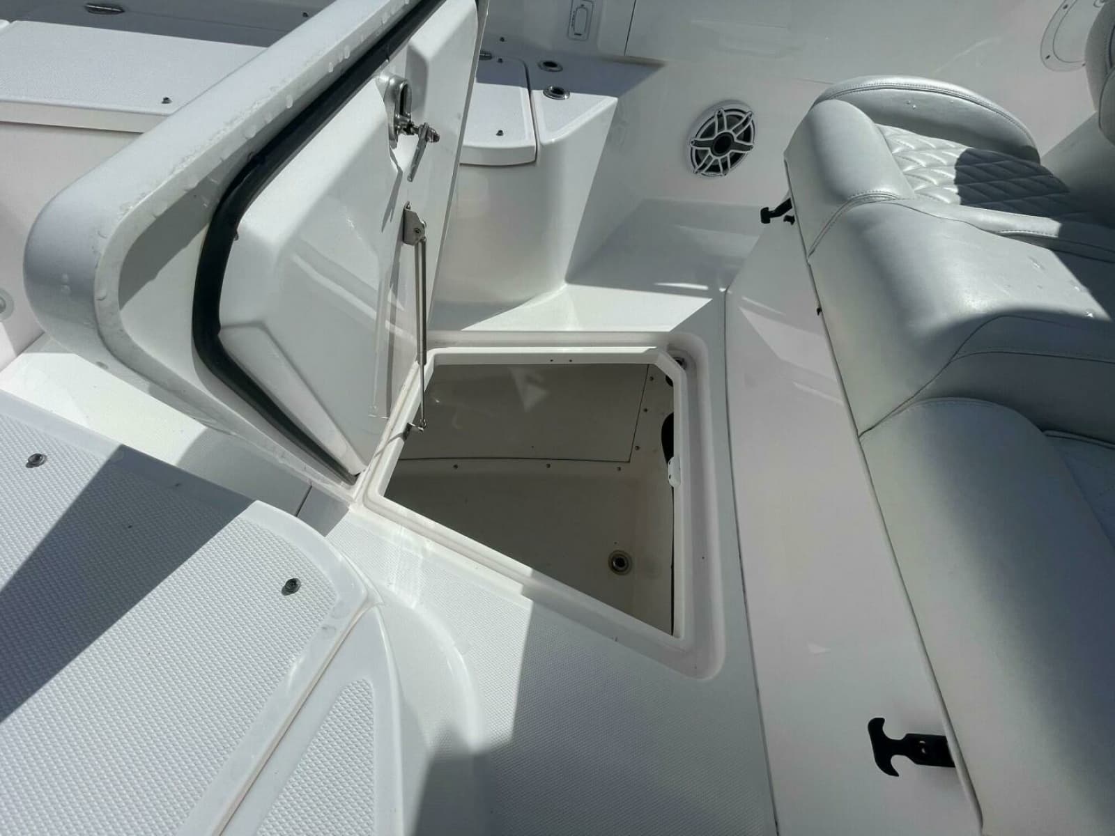 2022 Everglades 335 Center Console - Photo 14