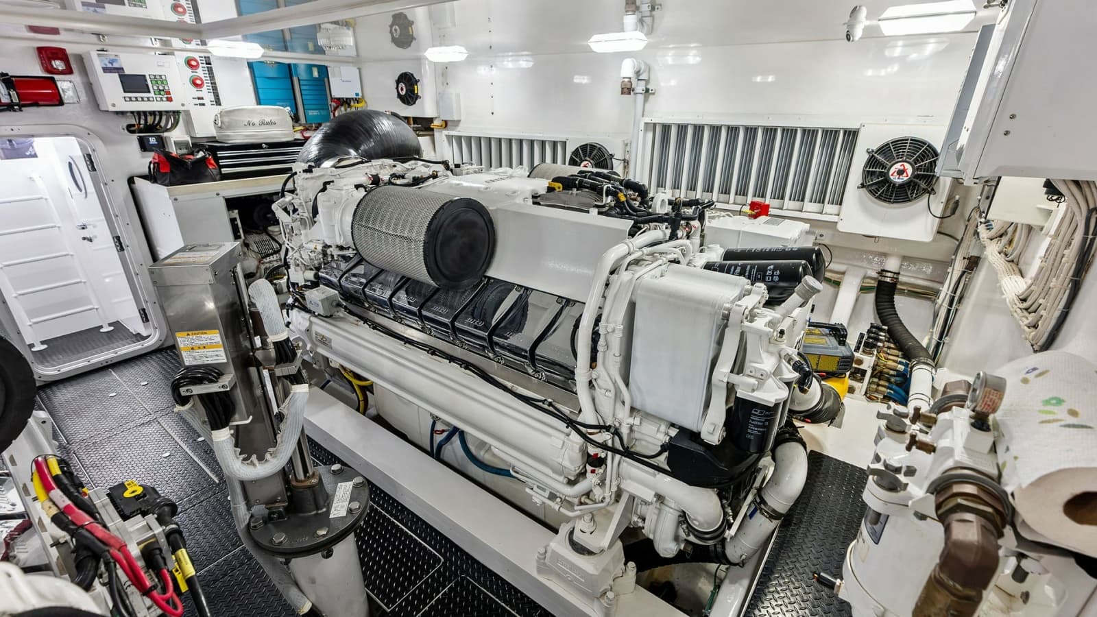 2017 Viking 80 Convertible - Photo 68