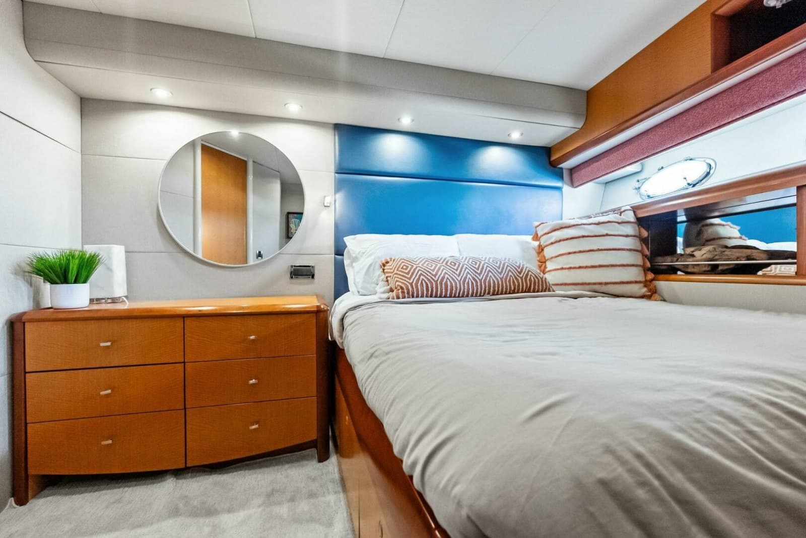 2006 Lazzara Yachts 84 Skylounge - Photo 133
