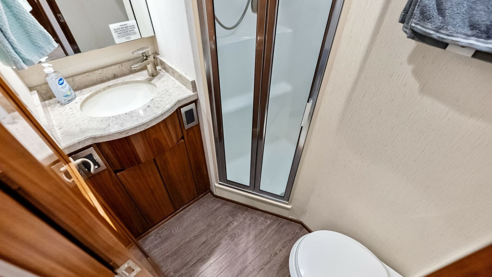 2018 Viking 62 Convertible - Photo 31