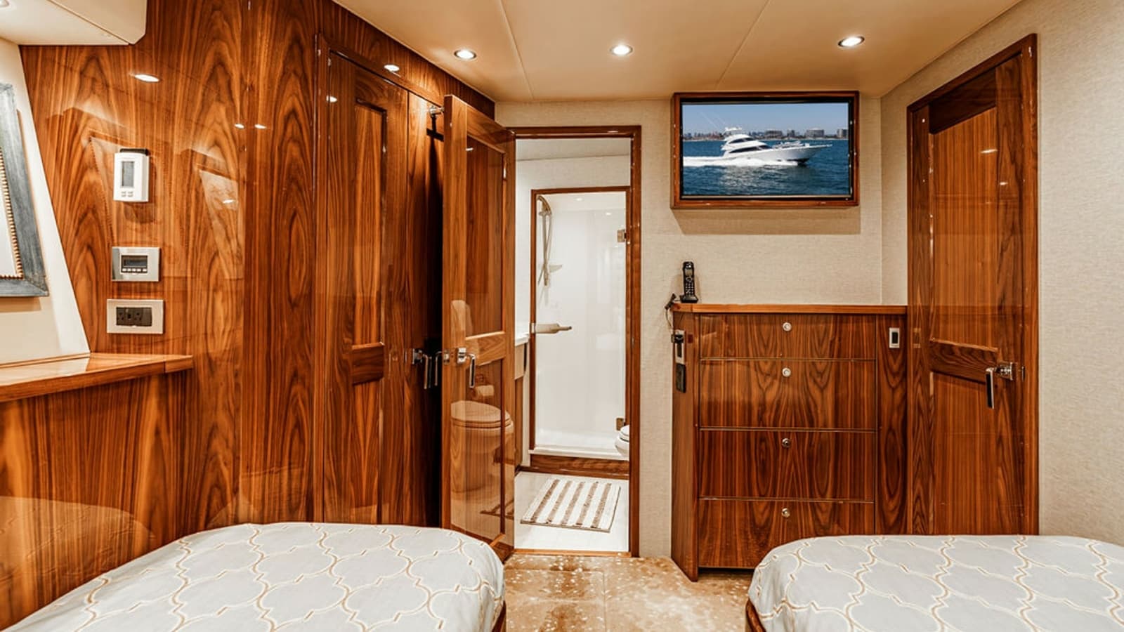 2019 Viking 80 Skybridge - Photo 31