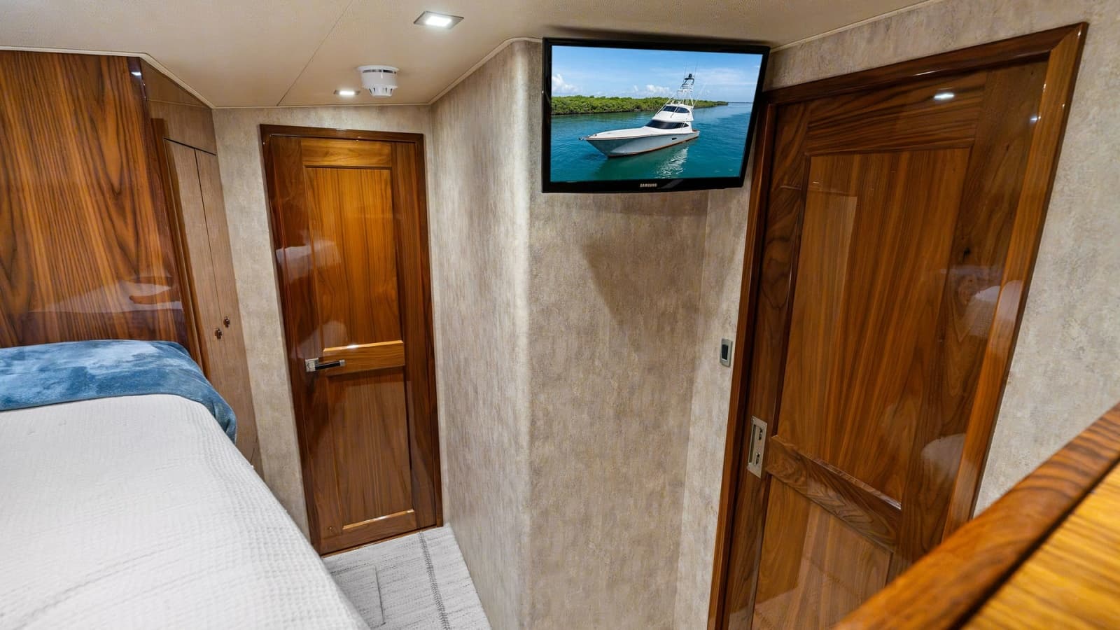 2016 Viking 80 Enclosed Bridge - Photo 68