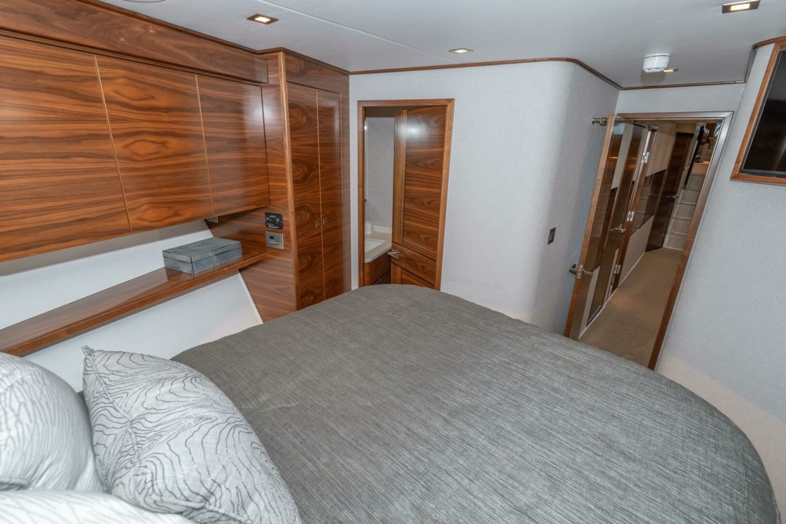 2025 Viking 90C - Photo 53