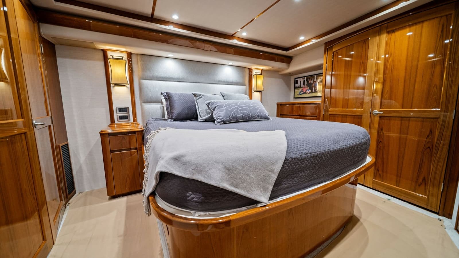 2015 Viking 70 Convertible  - Photo 22