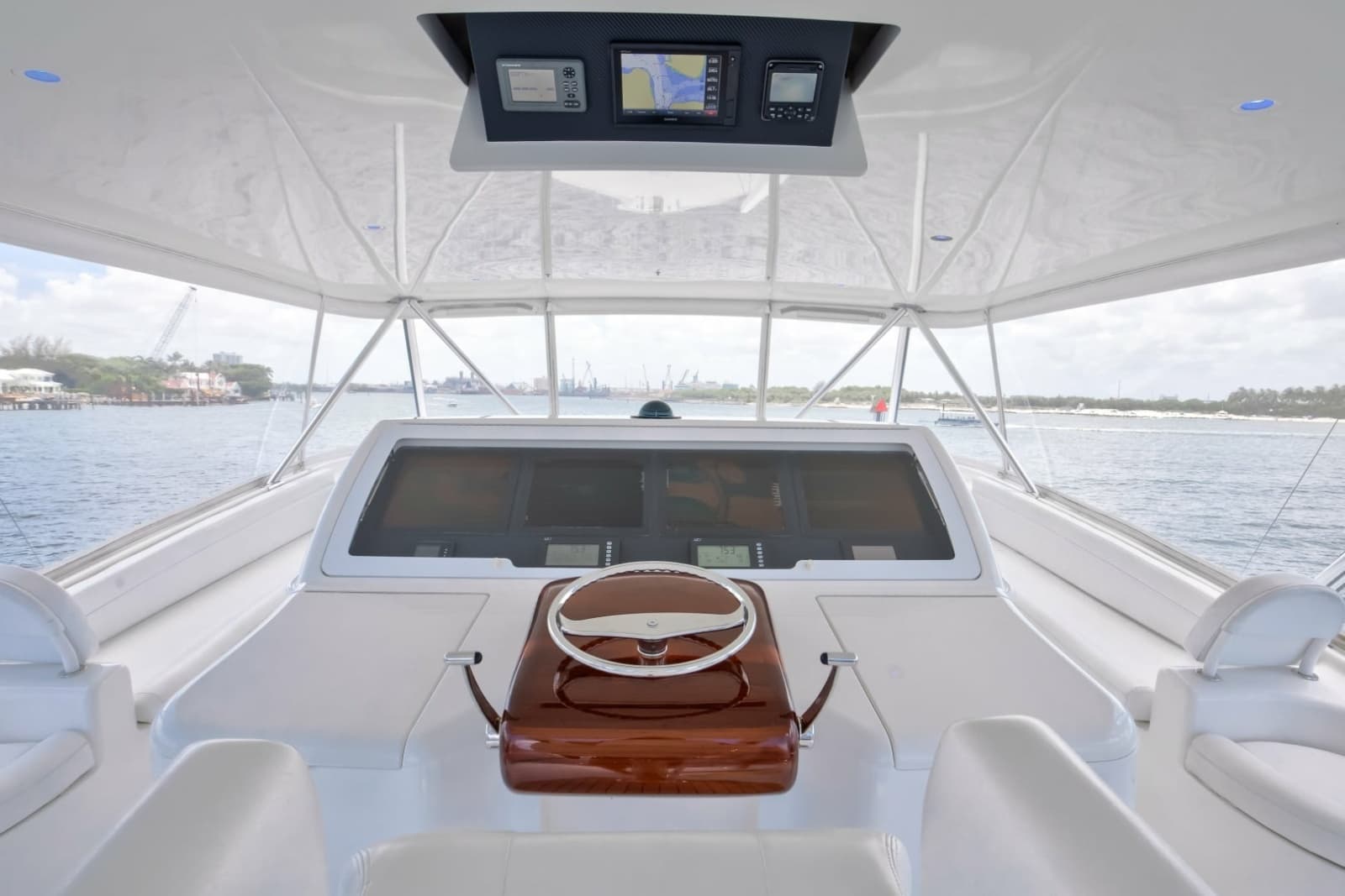 2010 Viking 82 Convertible - Photo 31