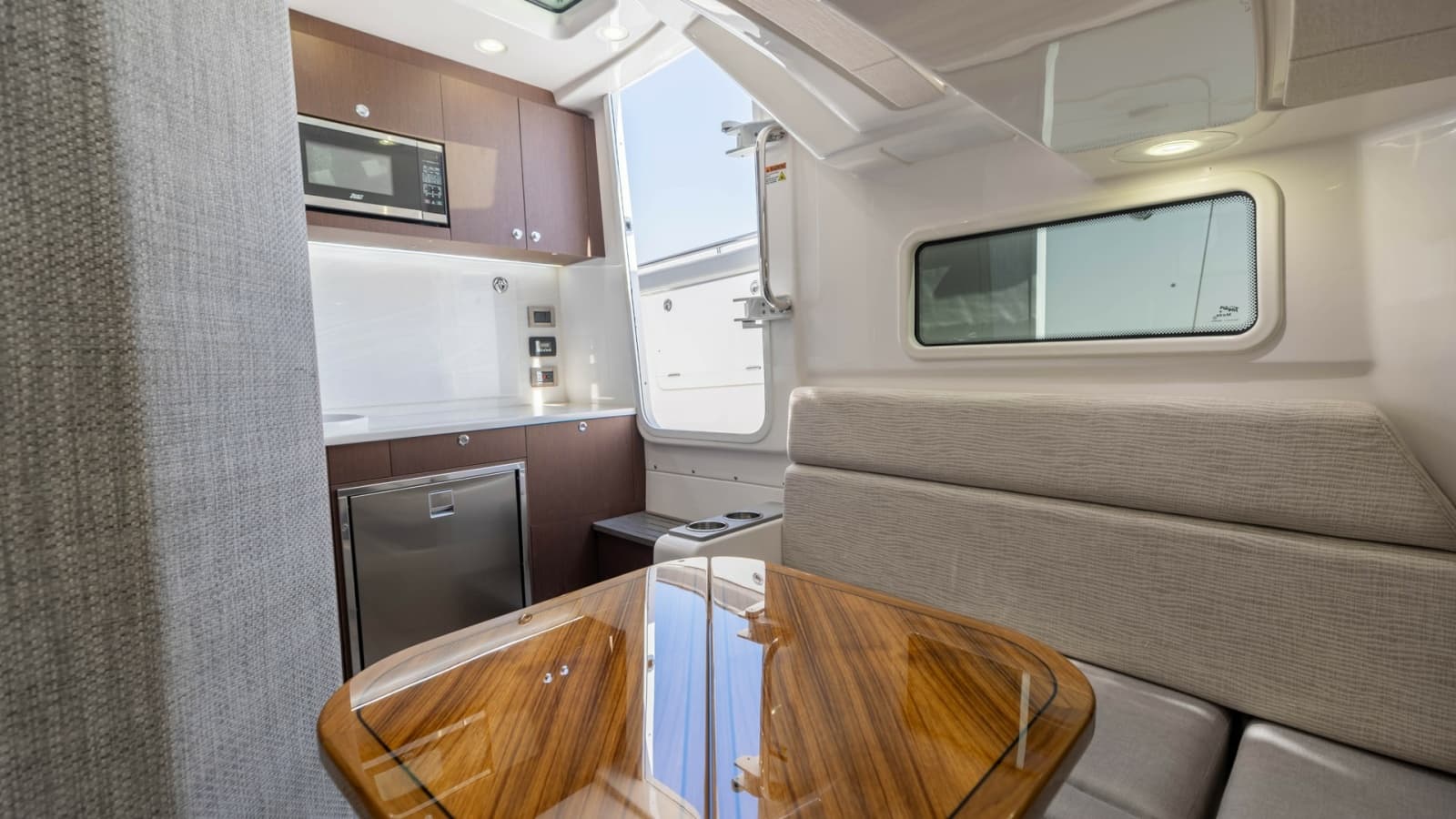 2023 Everglades 455 Center Console - Photo 18