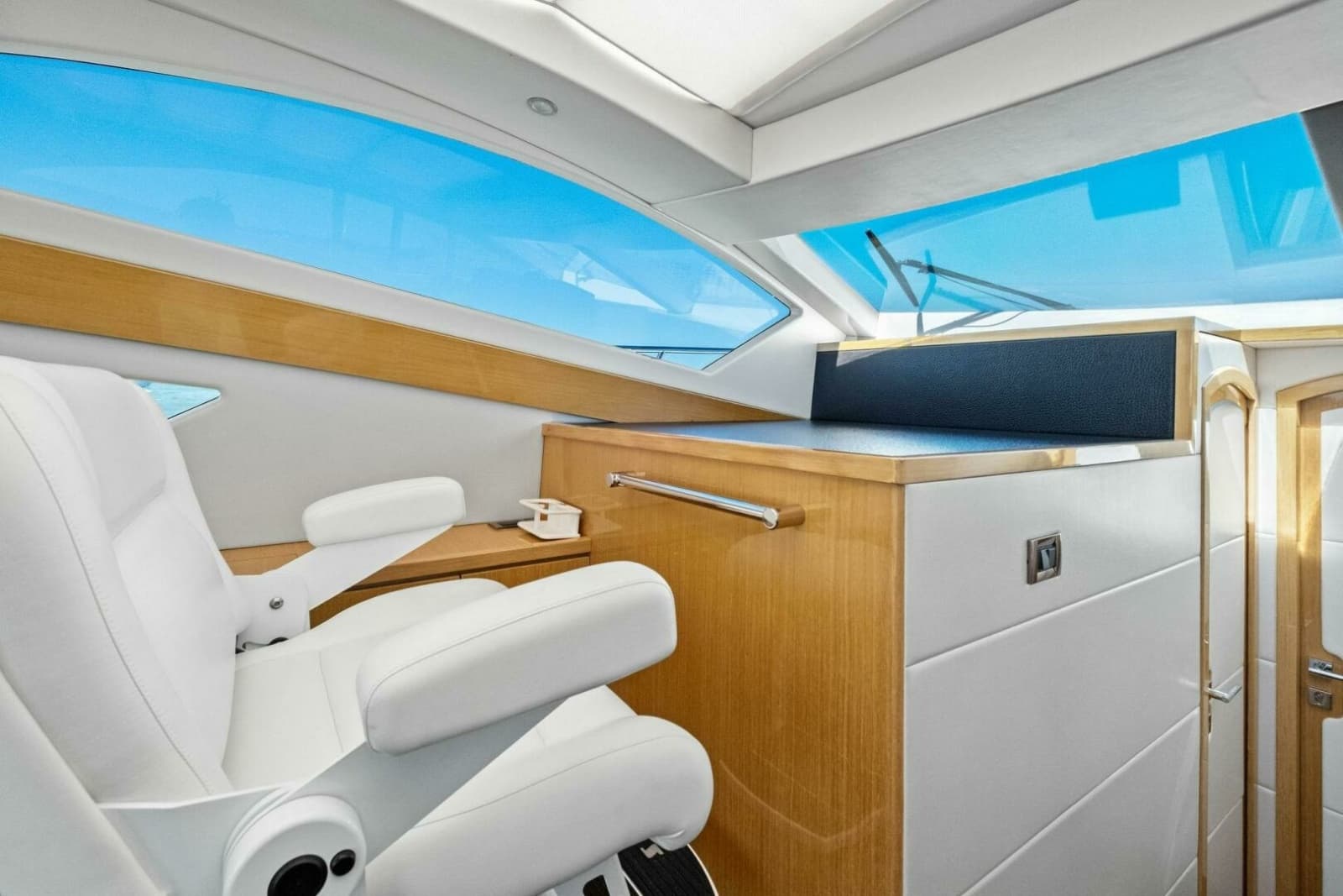 2018 Mares 47 Outboard Express Catamaran - Photo 22