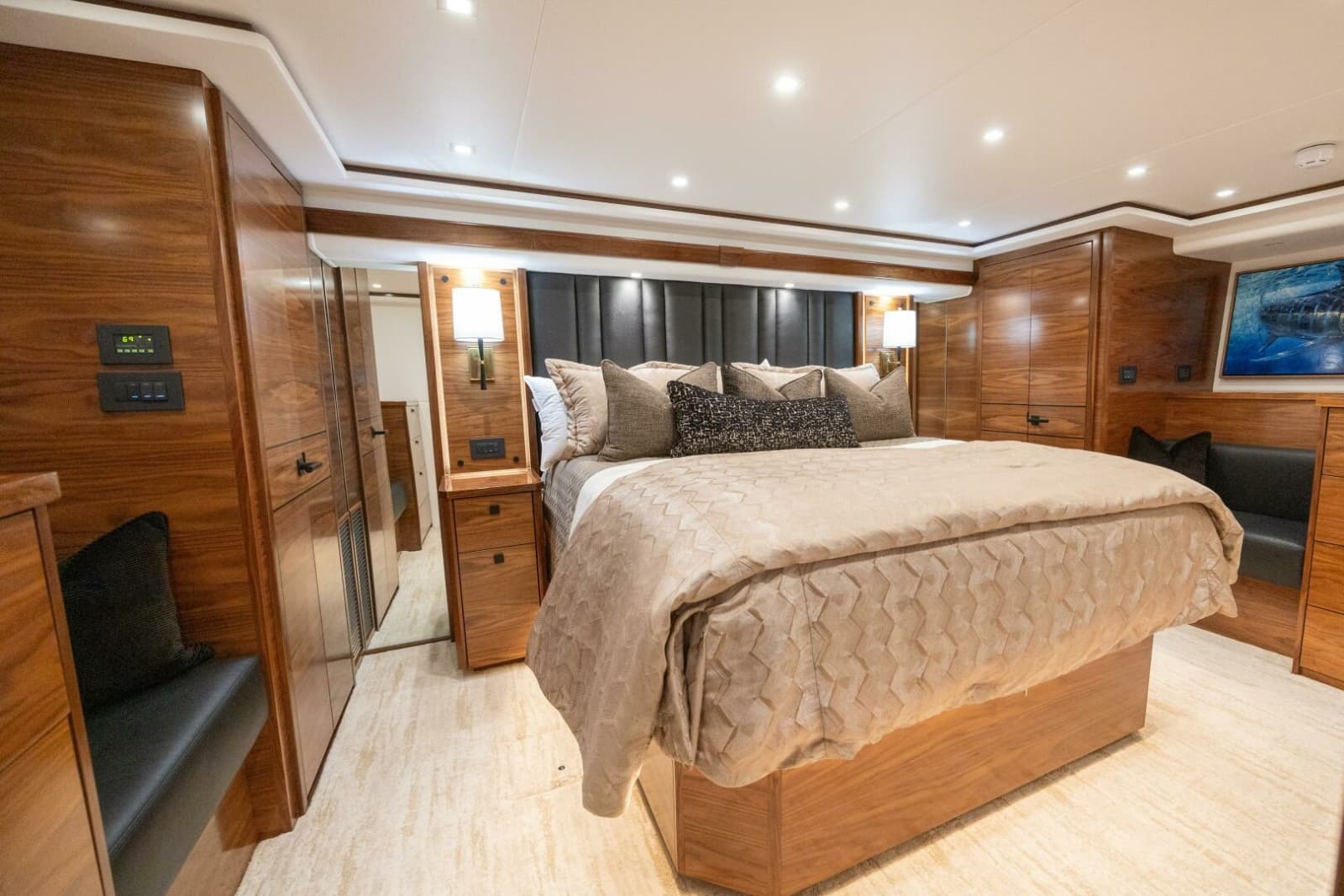 2025 Viking 82 Convertible - Photo 3