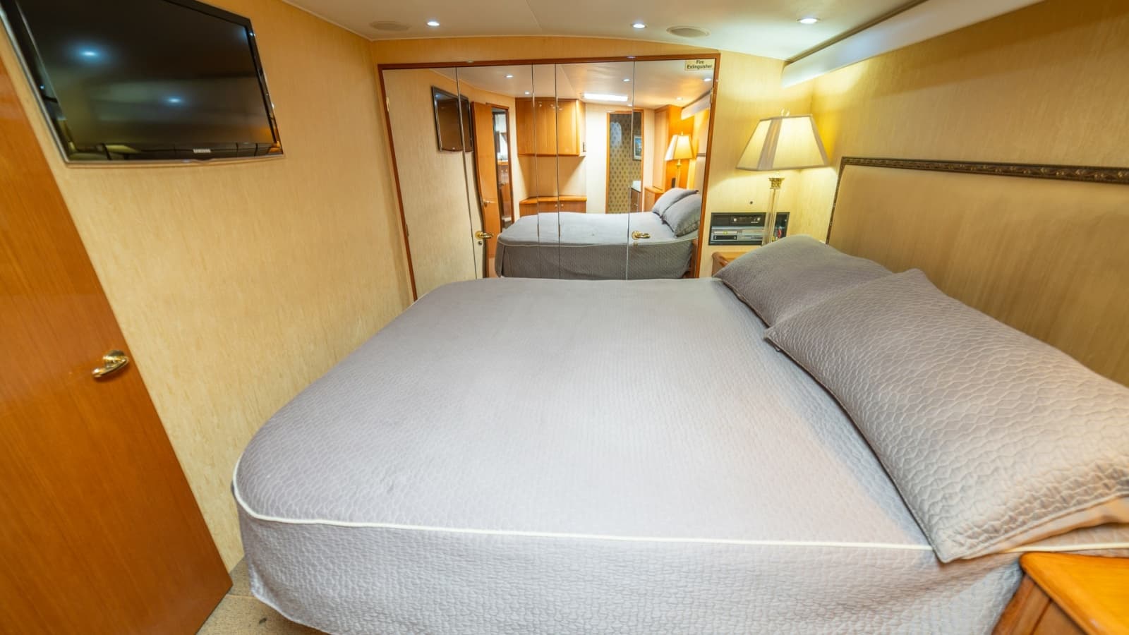 2002 Viking 61 Convertible - Photo 25