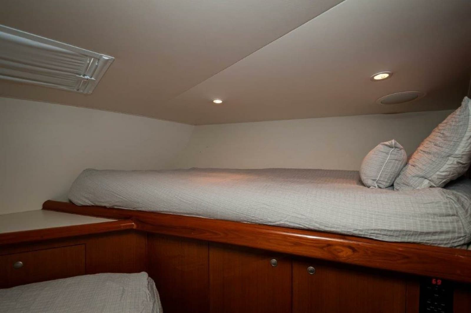 2001 Viking 61 Convertible - Photo 21