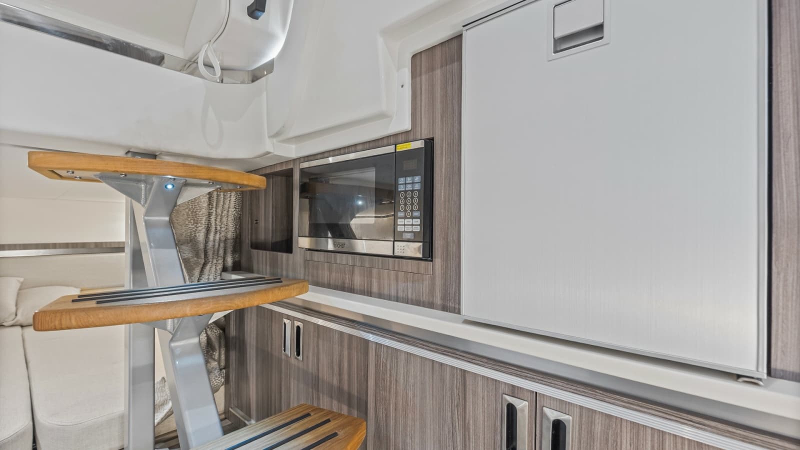 2022 Sea Ray 320 Sundancer OB - Photo 7