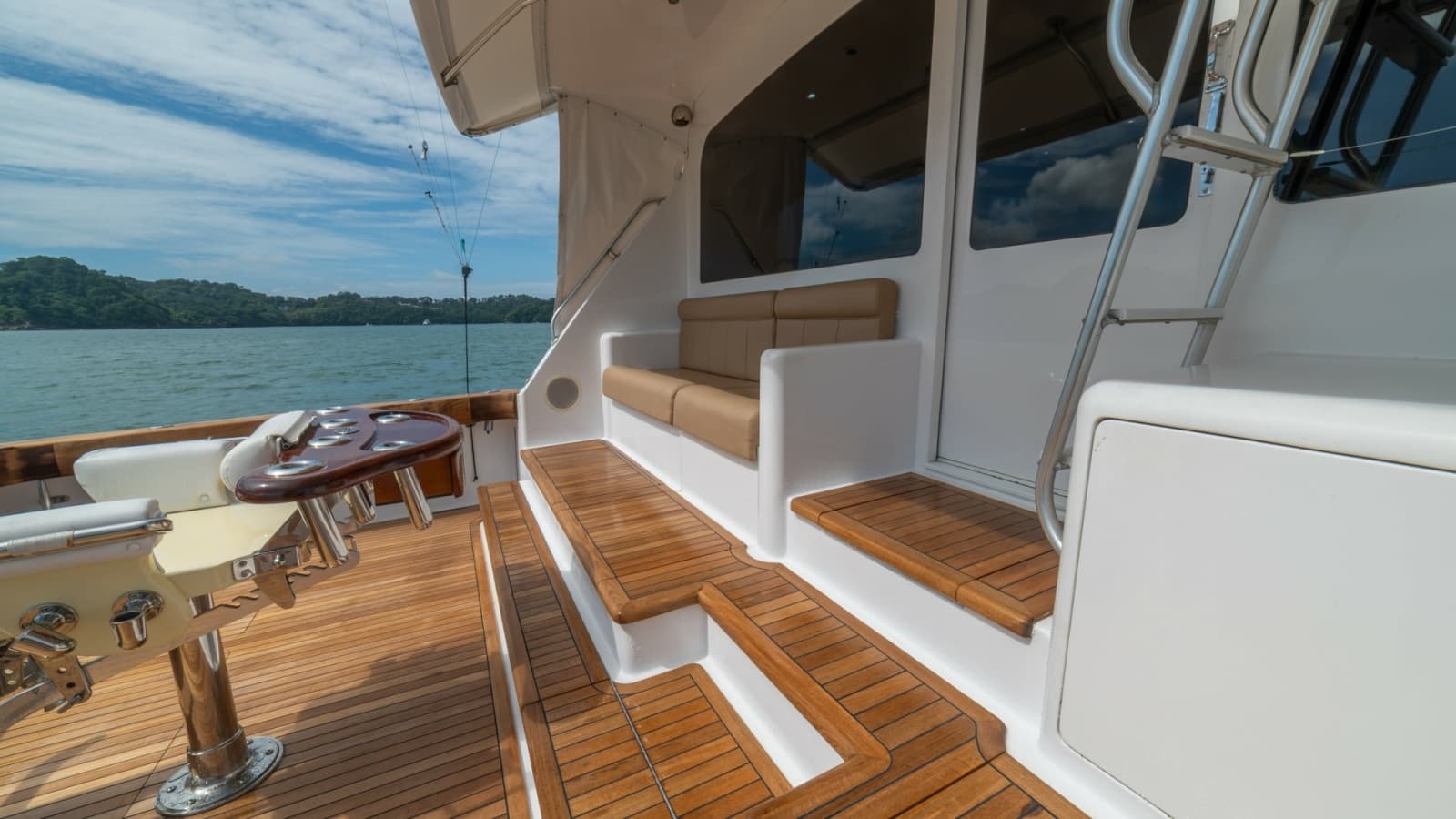 2002 Viking 61 Convertible - Photo 40