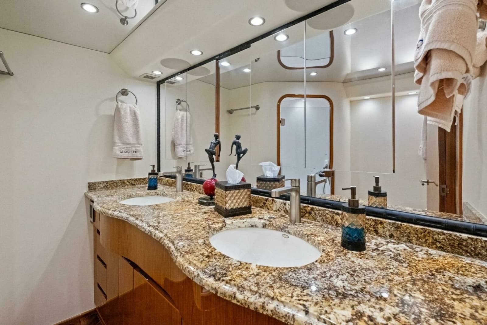2012 Viking 82 Convertible - Photo 55