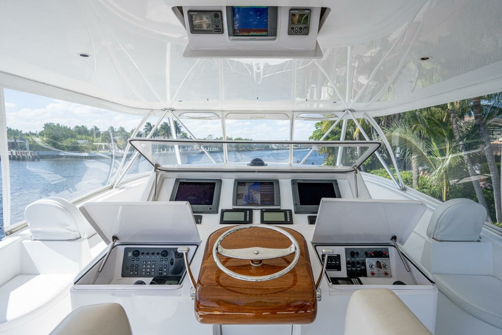 2005 Viking 74 Convertible - Photo 35