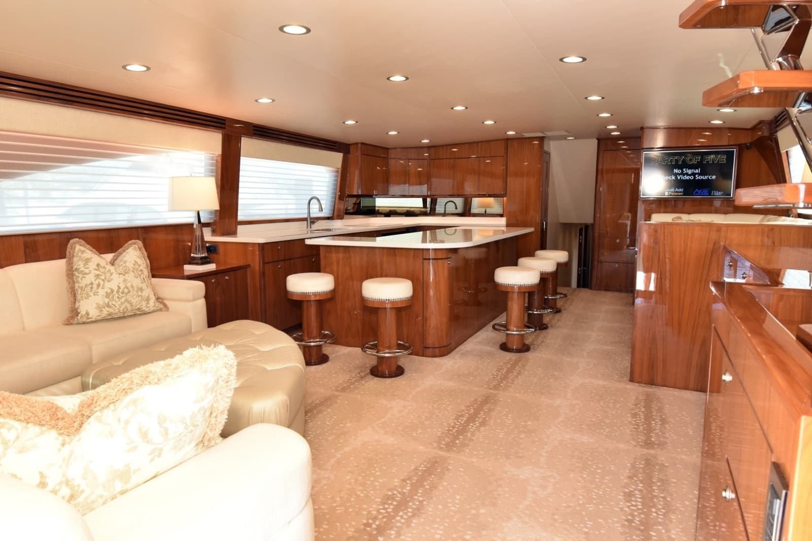 2019 Viking 80 Skybridge - Photo 9