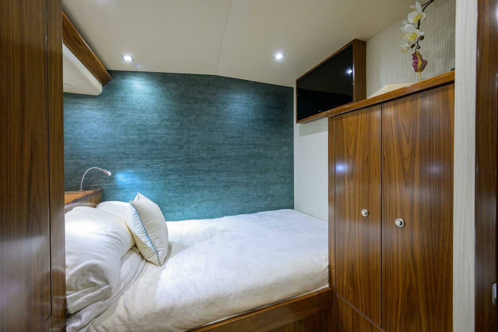 2020 Viking 92 Enclosed Bridge - Photo 24
