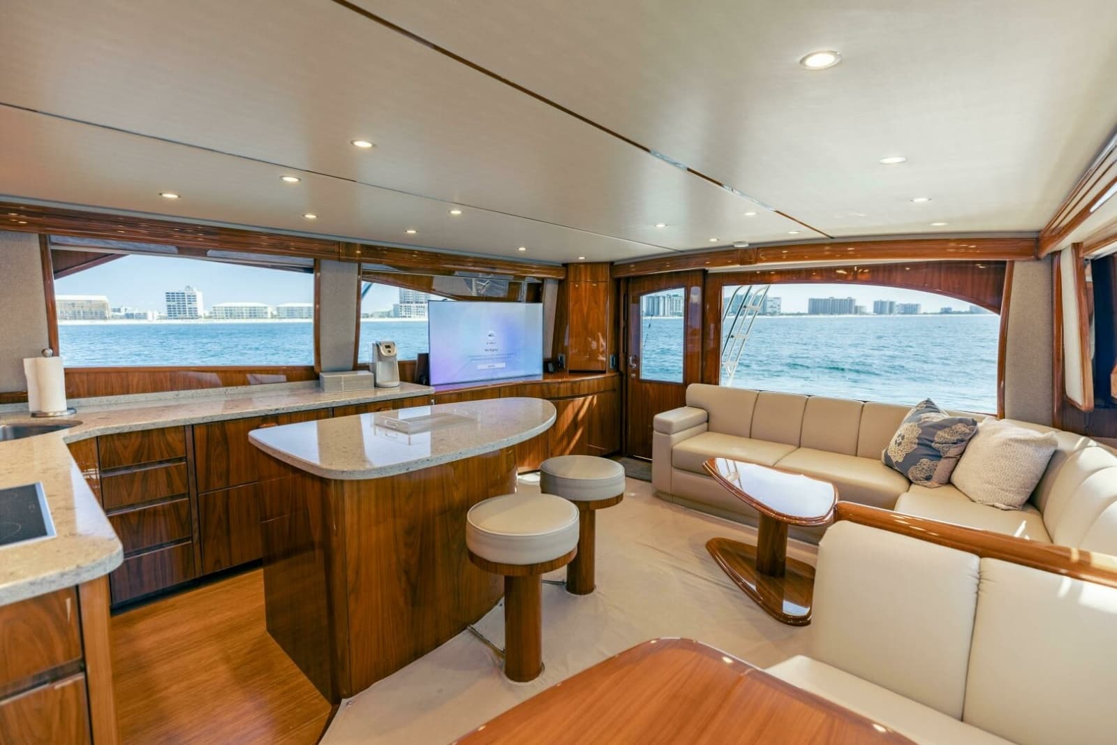 2018 Viking 62 Convertible - Photo 10