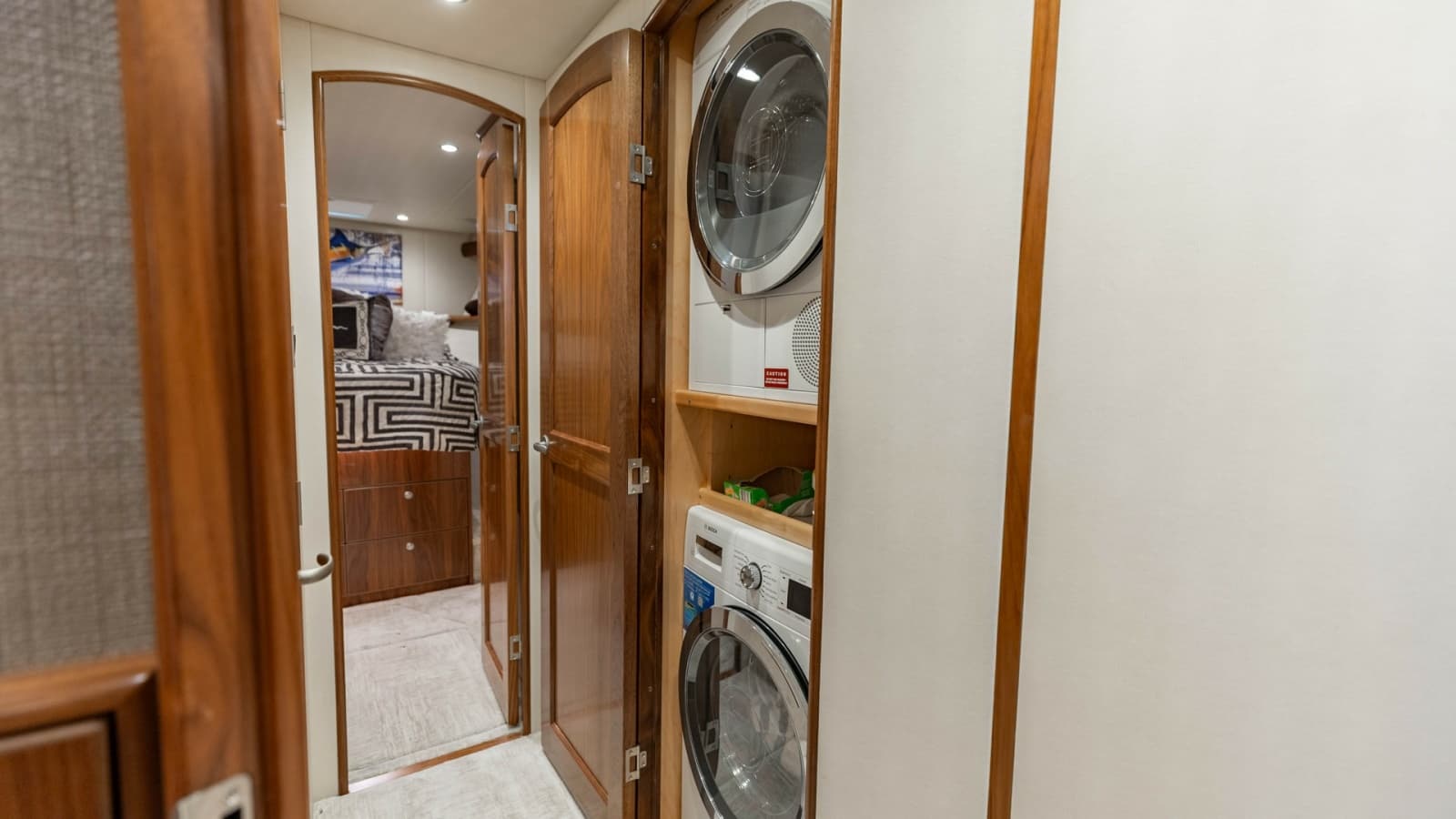 2020 Viking 62 Convertible - Photo 28