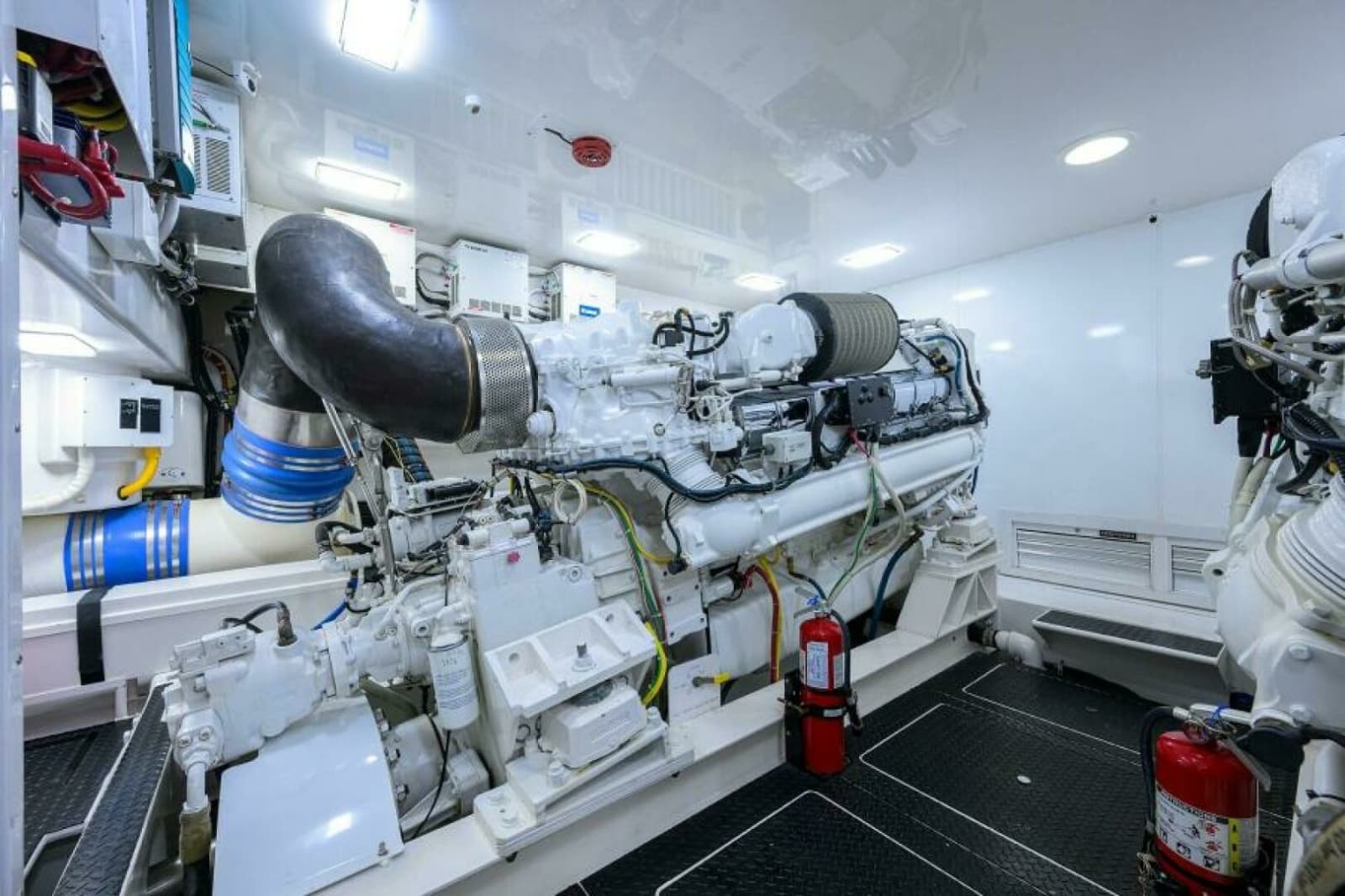 2013 Viking 82 Convertible - Photo 50
