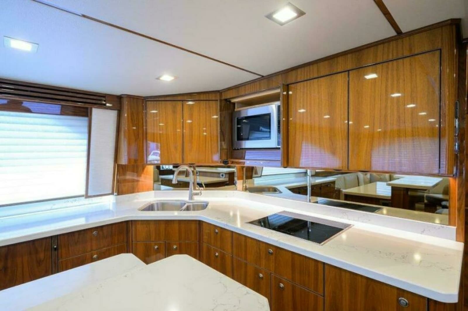 2020 Viking 72 Convertible - Photo 10