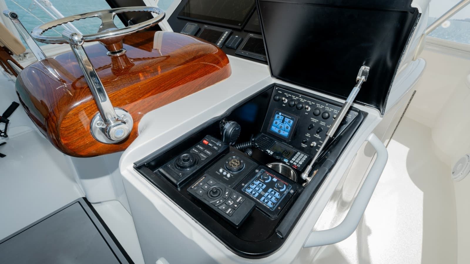 2017 Viking 55 Convertible - Photo 29