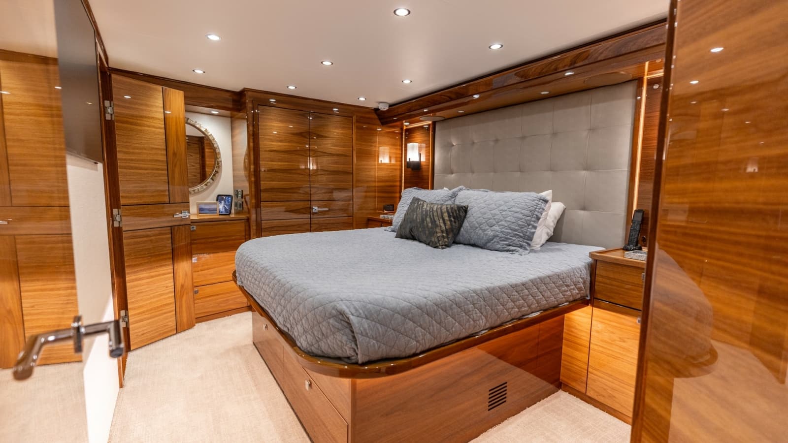 2025 Viking 74 Convertible - Photo 2
