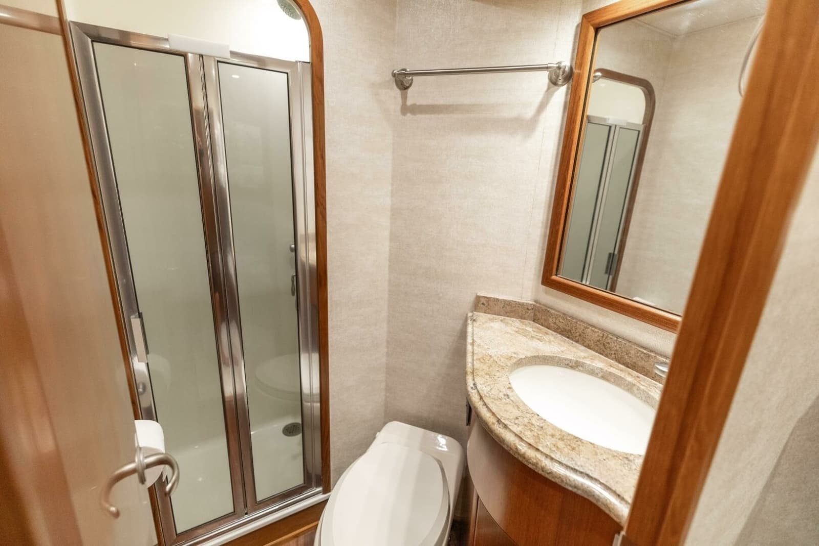 2015 Viking 70 Convertible - Photo 49